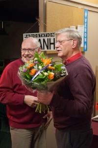 Ton Hulst PA3FHM ktijgt eeen bloemetje van voorzitter Cor Schuiling PD0GHF